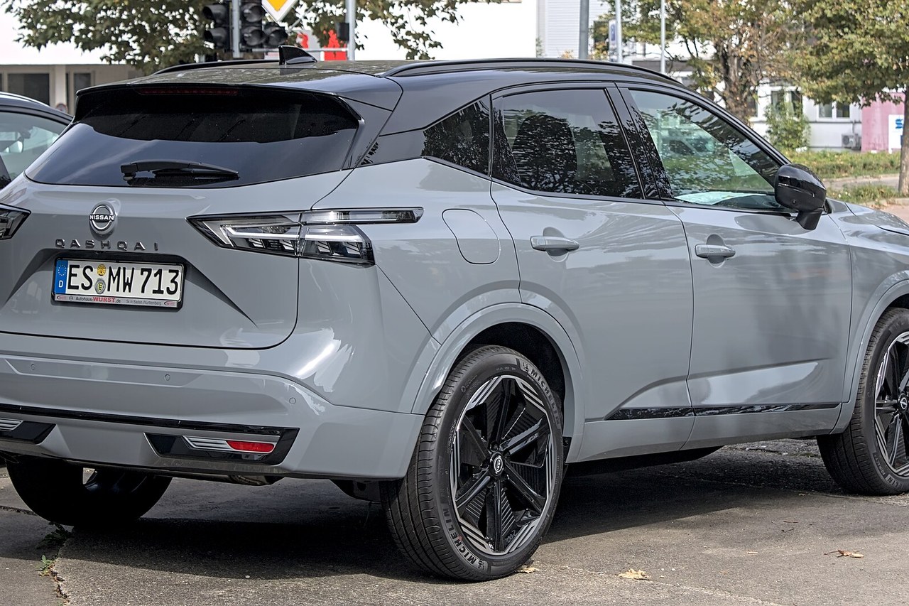 Nissan Qashqai automatic SUV with high clearance for coastal roads
