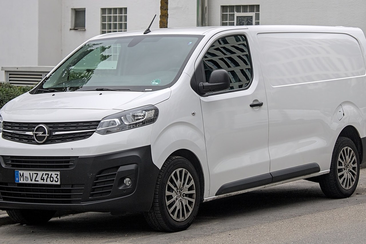 9-seater Opel Vivaro van for rent in Dubrovnik parked ready for pickup